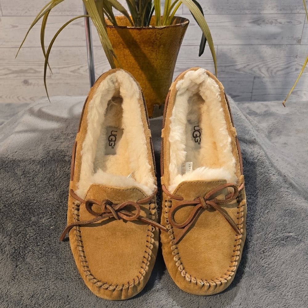 Women's UGG Chestnut Suede Moccasin Slippers Sz 8